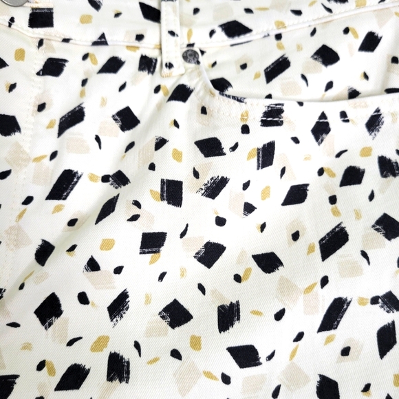 NYDJ Ella Lift & Tuck 5 Pocket Denim Shorts Ellensburg Cream Blk/Tan Pattern 16 - Picture 3 of 9